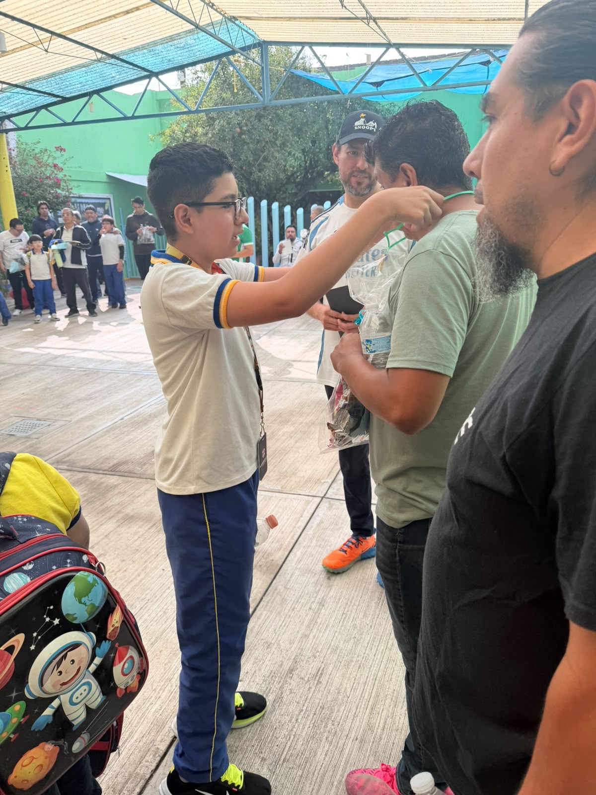 Comunidad escolar en el Día del Padre