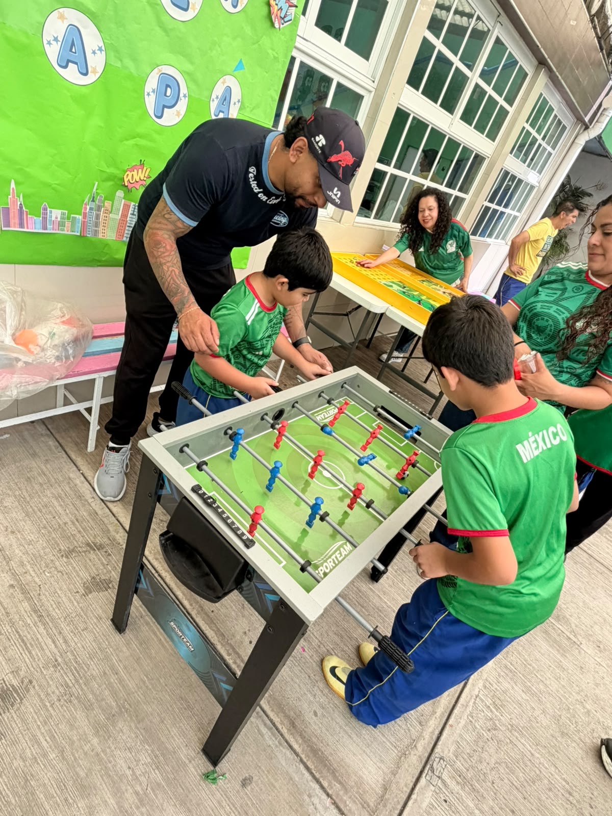 Familias participando en actividad escolar