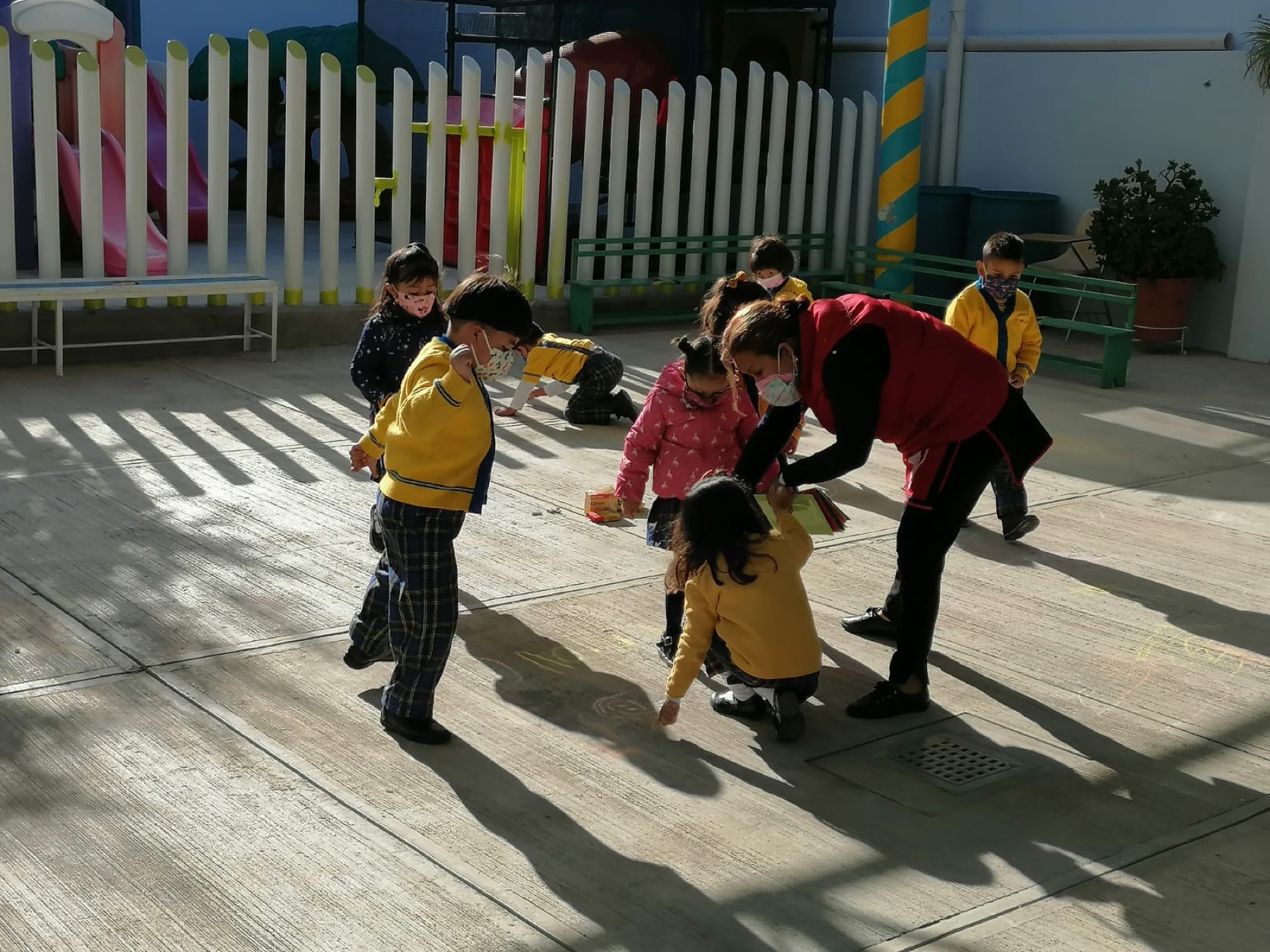 Actividad comunitaria en el patio escolar