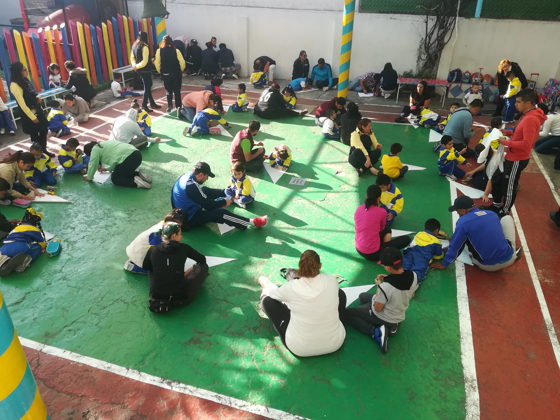 Comunidad Torres Quintero reunida durante una actividad escolar